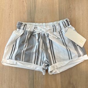 Lululemon Play All Day Shorts Size 6 Small white and gray stripes